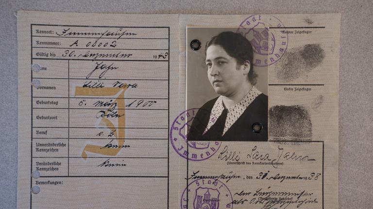 "ZDF-History: Die Geschichte der Lilli Jahn": Kennkarte von "Lilli Sara Jahn". Auf der linken Seite ist ein großes "J" für "Jude" zu sehen.