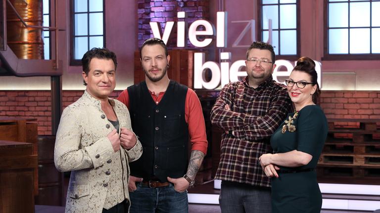 "Viel zu bieten": Die Händler Linus Büttgen, Marcel Struck, Boris Schnitzler und Alexandra Brandner stehen nebeneinander im Studio und lächeln in die Kamera.