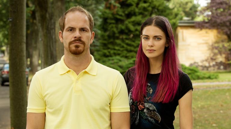 "Blaumacher": Frank Sporbert (Marc Ben Puch) und Sascha (Laura Berlin) stehen nebeneinander auf einem Friedhof.