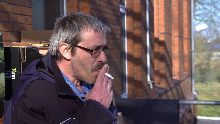 "37°: Wo Armut Alltag ist - Leben in Bremerhaven-Lehe": Frank im Profil, er schaut nachdenklich und raucht.