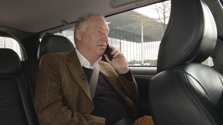 "Macht. Kampf. AfD": Alexander Gauland sitzt auf der Rückbank eines Autos und telefoniert.