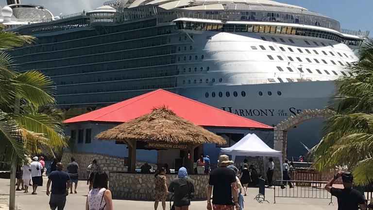 "ZDF.reportage: Kreuzfahrt XXL - Unterwegs auf dem größten Schiff der Welt": Die "Harmony of the Seas" liegt in Miami vor Anker.