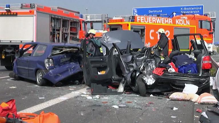 "ZDFzoom: Laut, schmutzig, gefährlich": Zwei völlig zerstörte PKW nach dem Unfall mit einem LKW.