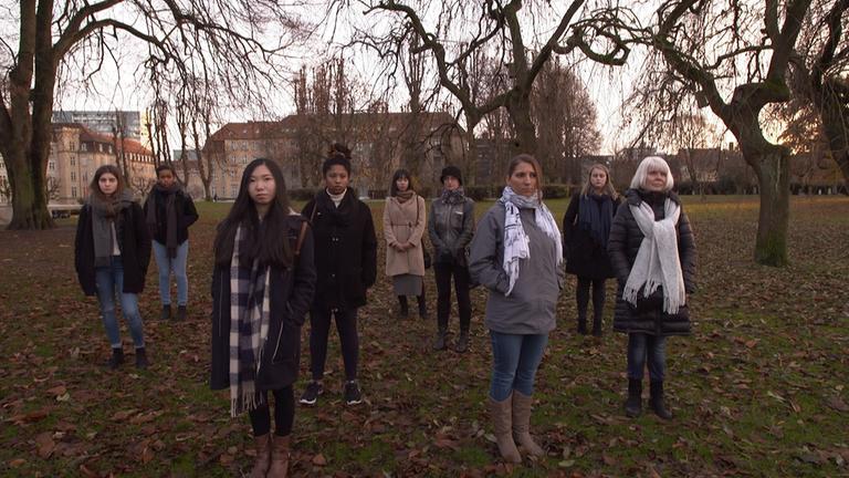 "Welt ohne Männer": Frauengruppe steht auf Wiese und guckt nach vorne