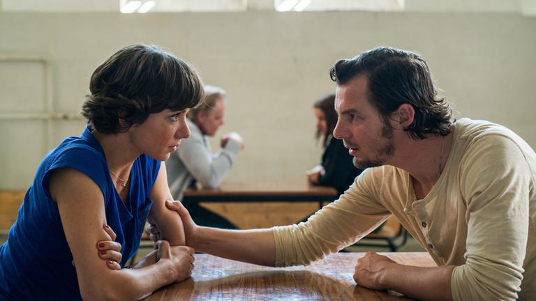 "Zweimal lebenslänglich": Franzi (Julia Koschitz) besucht Sebastian (Felix Klare) im Gefängnis. Sie sitzen an einem Tisch und unterhalten sich.