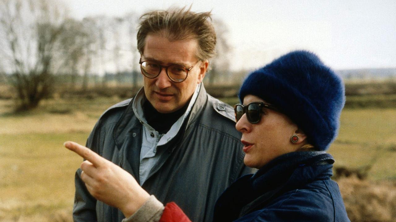 "Er nannte sich Hohenstein": Autor und Regisseur Hans-Dieter Grabe mit der Dolmetscherin Katarzyna Skowron bei den Recherchen in Poddembice, Herbst 1992.