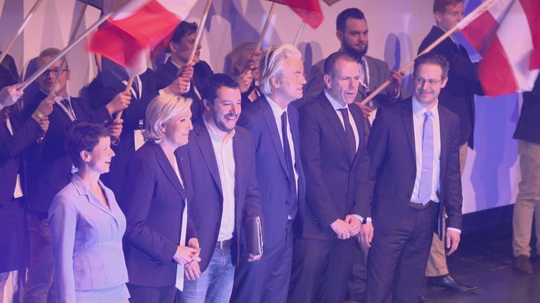  "ZDFzoom: Die AfD - Innenansichten einer Protestpartei": Frauke Petry, Marie Le Pen, Matteo Salvini, Geert Wilders, Harald Vilimsy und Marcus Pretzell stehen nebeneinander. Im Hintergrund stehen Leute, die Fahnen schwenken.