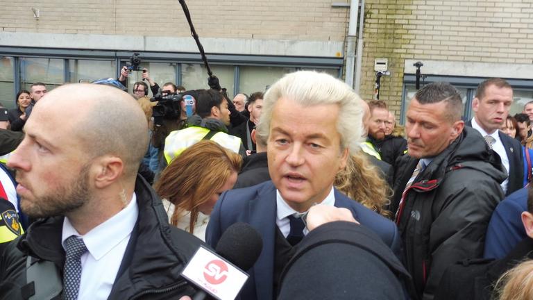 "Geert Wilders - Gefahr für Europa?": Geert Wilders steht inmitten einer Menschenmenge.