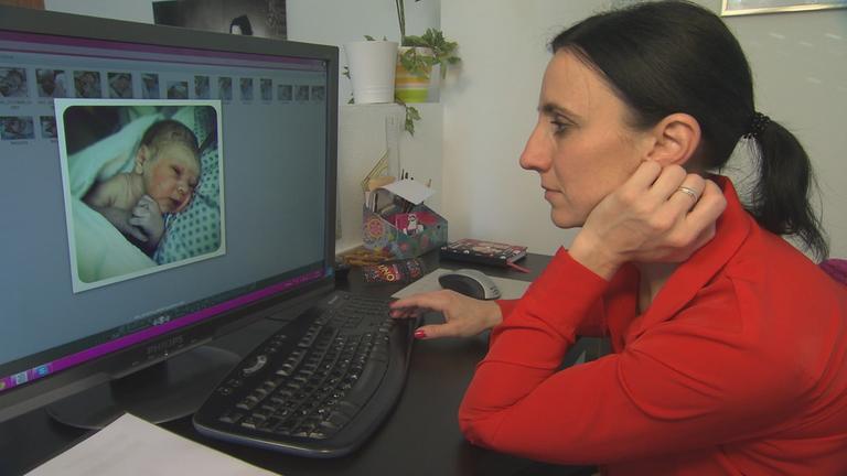 "37° - Das Beste für mein Kind: Mütter geben ihr Baby zur Adoption frei": Vika betrachtet ein Babyfoto am PC.