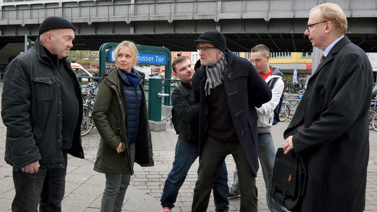 "Ein starkes Team - Treibjagd": Carsten (Dominic Raacke) wird von zwei Männern festgenommen. Daneben stehen Otto (Florian Martens), Linett (Stefanie Stappenbeck) und Sven Petermann (Ludger Pistor).