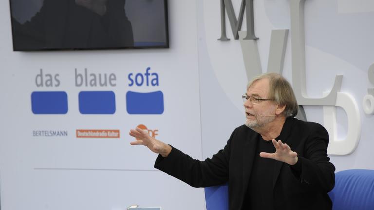 "das blaue sofa" auf der Leipziger Buchmesse: Jostein Gaarder sitzt auf dem blauen Sofa.
