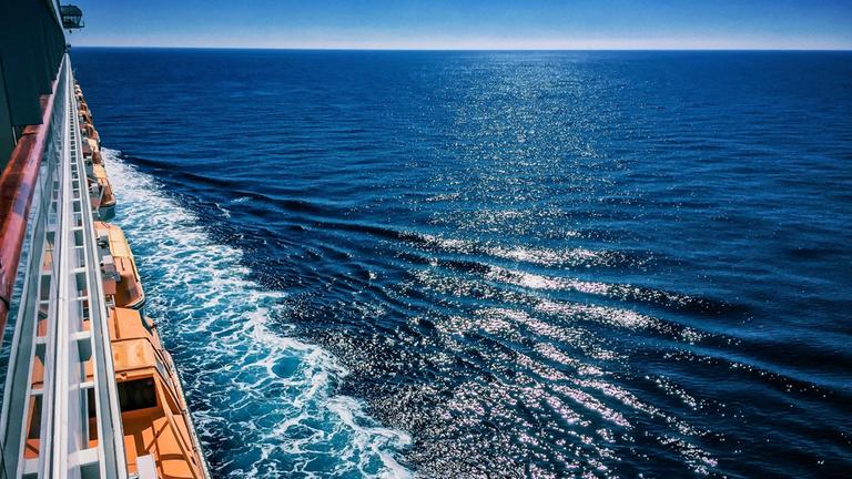 "WISO-Dokumentation - Traumurlaub Kreuzfahrt": Blick auf die Rettungsboote, die an der Seite des Kreuzfahrtschiffes befestigt sind.