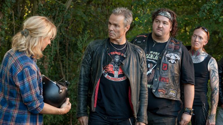 "Ein Dorf rockt ab": Caro (Christina Große) steht Mike (Hannes Jaenicke) und Pulle (Daniel Zillmann) gegenüber. Sie hält einen Motorradhelm in den Händen.
