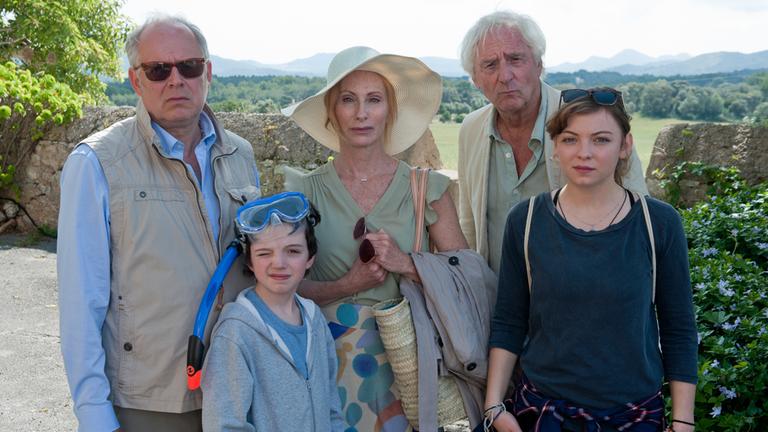 "Von Erholung war nie die Rede": Familie Bundschuh aus Berlin mit Gerald (Axel Milberg), Gundula (Andrea Sawatzki), Edgar (Günther M. Halmer), Rolfi (Claudio Schulte) und Ricarda (Amber Marie Bongard).