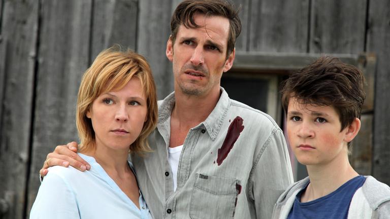 "Treibjagd im Dorf:" Irene (Franziska Weisz), Franz (Max v. Thun), Franzi (Enzo Gaier) stehen vor einer Scheune.
