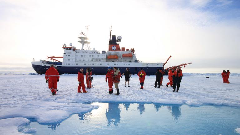 "planet e.: Abenteuer Tiefseeforschung": Expeditionsteilnehmer auf Eisschollen vor dem Forschungsschiff.