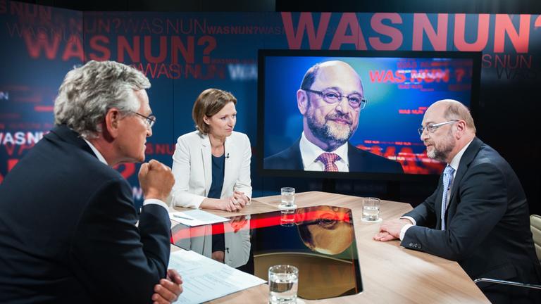 "Was nun, Herr Schulz": Bettina Schausten, Martin Schulz und Peter Frey sitzen sich am Tisch gegenüber.