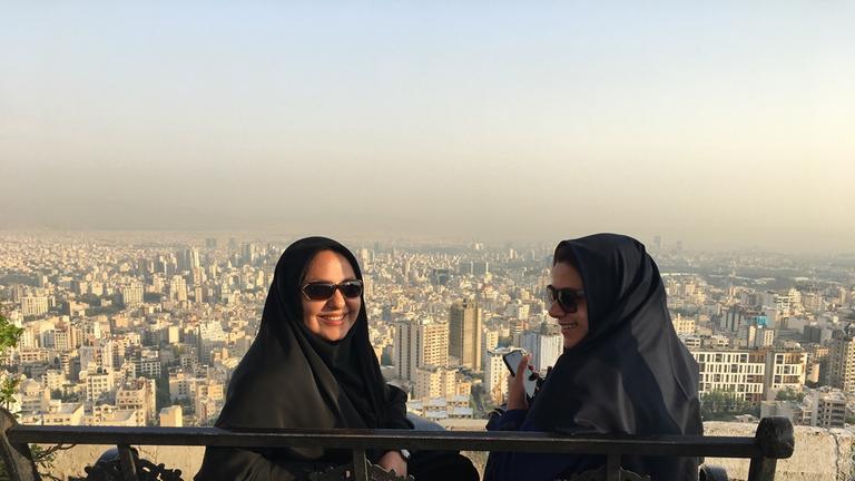 "auslandsjournal spezial: Zwischen Revolution und Resignation - Iran vor der Wahl": Ausflug zum Aussichtspunkt Tochal in Teheran