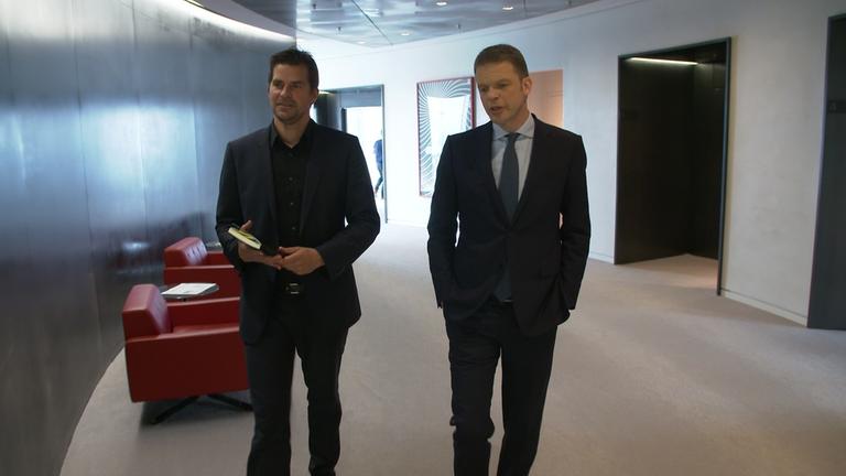 "ZDFzoom: Inside Deutsche Bank - Gigant ohne Zukunft?":  Autor Dirk Laabs im Gespräch mit Christian Sewing, stellvertretender Vorstandsvorsitzender der Deutschen Bank.