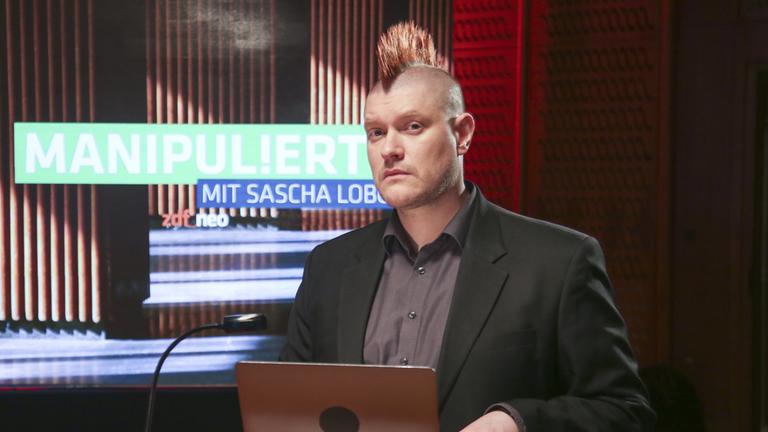 "Manipuliert": Sascha Lobo steht an einem Pult im Studio.