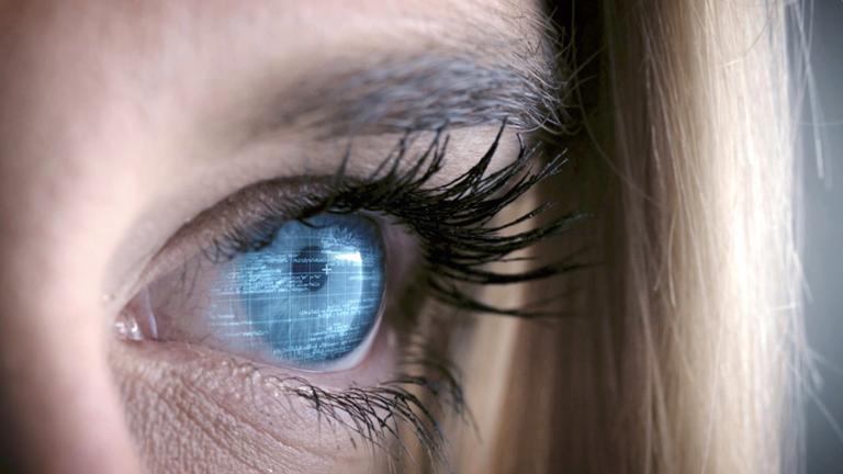"Die Macht der Elektronengehirne - Die Geschichte der Informationsgesellschaft": Frau mit Bildschirm-Reflexion im Auge.