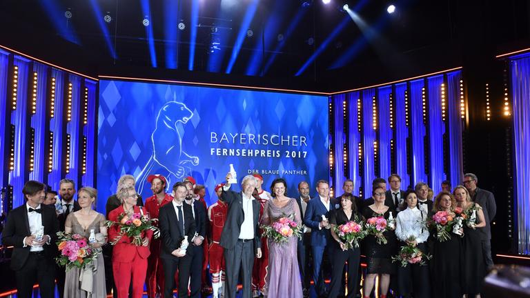 "Verleihung Bayerischer Fernsehpreis 2017 im Prinzregententheater München": Gruppenbild aller Beteiligten auf der Bühne.