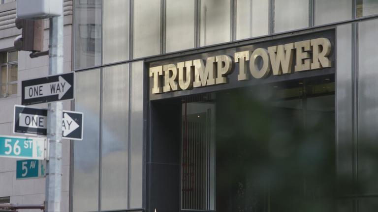 "ZDFzoom: Gefährliche Verbindungen - Trump und seine Geschäftspartner": Blick auf den Eingang des Trump Towers in New York .