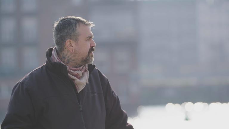 "Szene Deutschland - Unter Tätern": Sascha Bisley schaut in die Ferne.