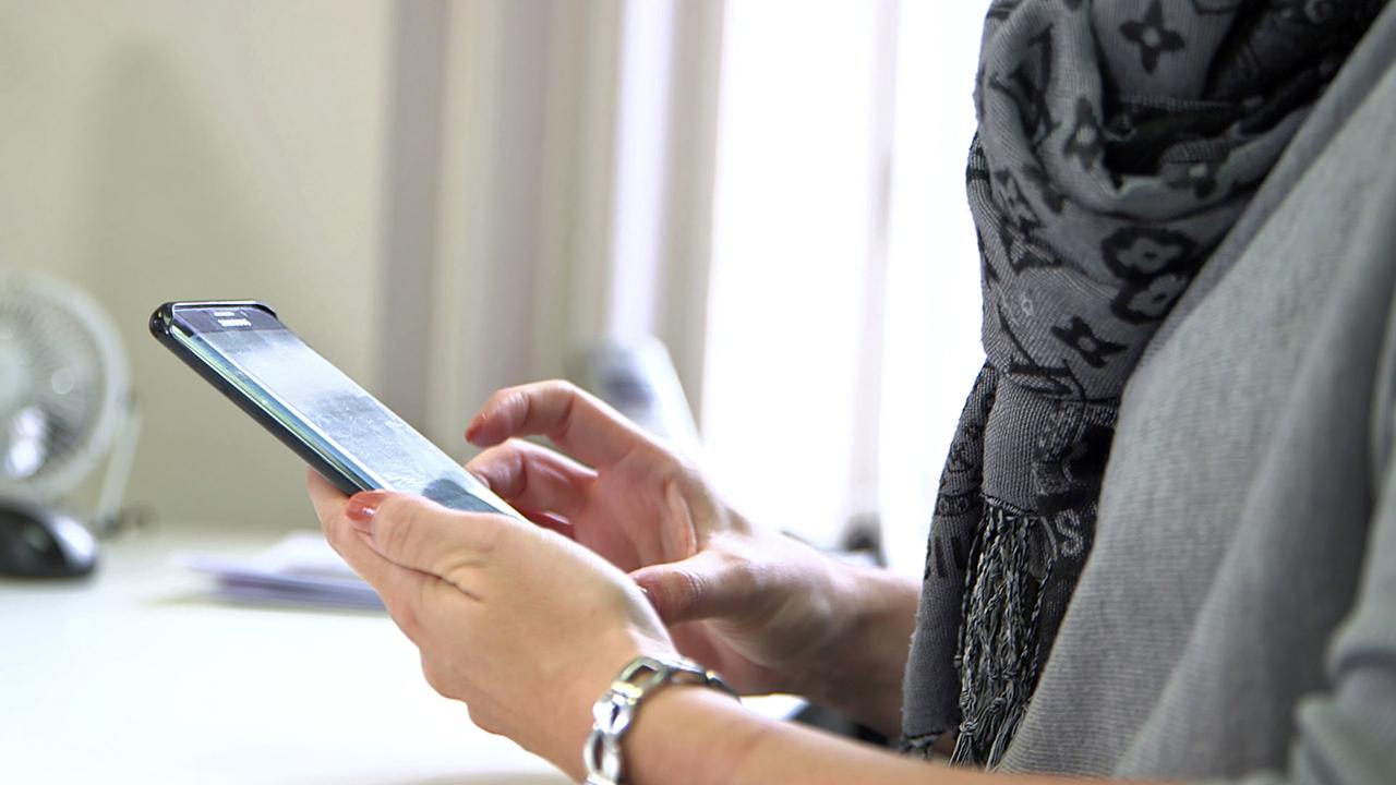 ZDFzoom: Die Handy-Abo-Falle:  Nahaufnahme von Händen einer Frau bei der Bedienung eines Smartphones 