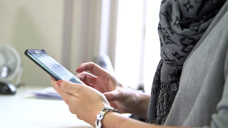 ZDFzoom: Die Handy-Abo-Falle:  Nahaufnahme von Händen einer Frau bei der Bedienung eines Smartphones 