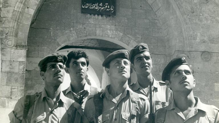 "Auf der Suche nach Zion": Fünf junge israelische Soldaten vor einem Torbogen.