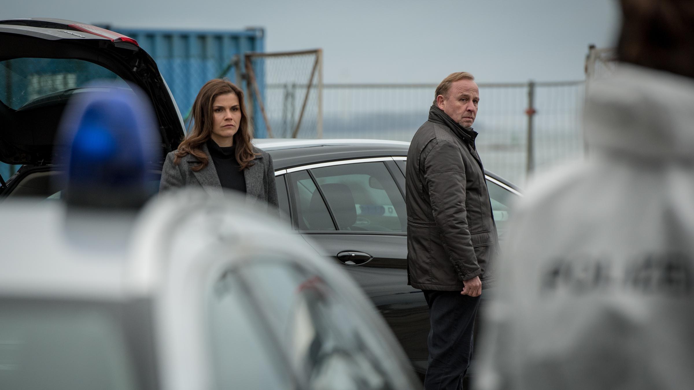 "Stralsund - Kein Weg zurück": Kommissarin Nina Petersen (Katharina Wackernagel) und Kommissar Karl Hidde (Alexander Held) stehen mit entsetztem Blick zwischen Einsatzfahrzeugen.