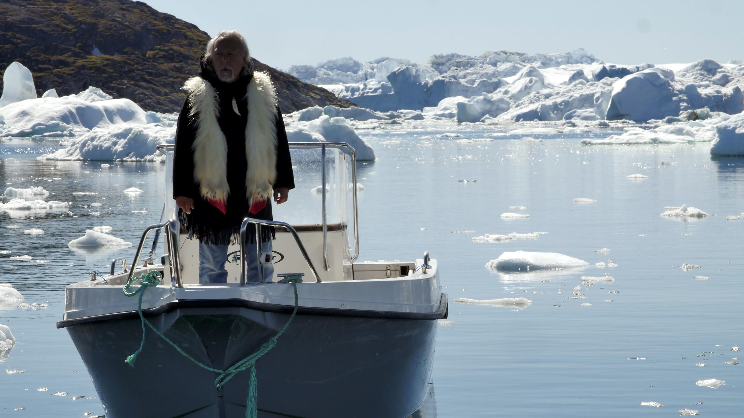 "planet e.: Wenn das Klima kippt - Die Prophezeiung des Schamanen": Der Schamane Angaangaq steht auf einem Boot und schaut aufs Wasser.