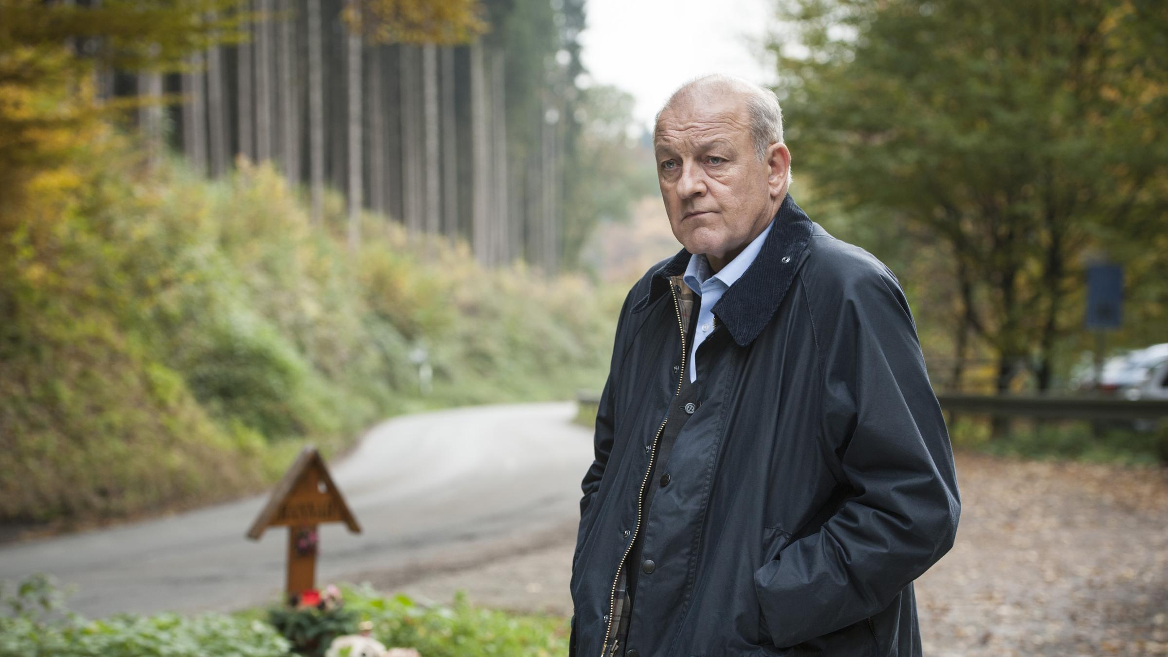 „Wilsberg – Straße der Tränen“: Georg Wilsberg (Leonard Lansink) an der „Straße der Tränen“.