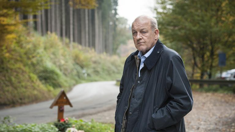 „Wilsberg – Straße der Tränen“: Georg Wilsberg (Leonard Lansink) an der „Straße der Tränen“.