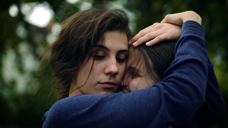 "Blind & Hässlich": Jona (Naomi Achternbusch) und ihre Cousine Cécile (Clara Schramm) umarmen sich innig.