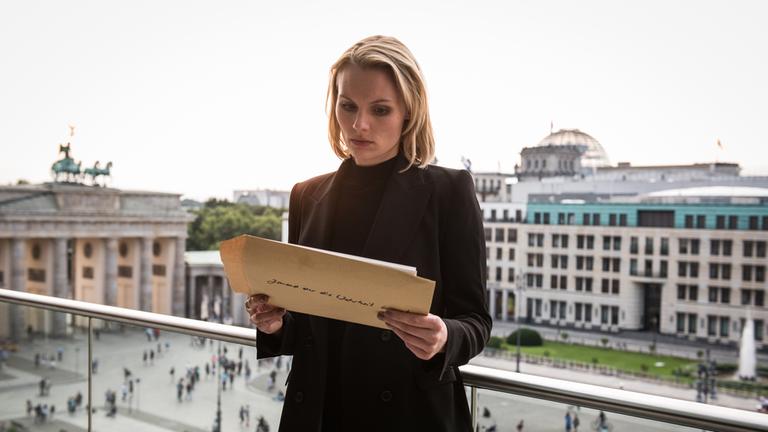 Eva Blumenthal (Rosalie Thomas) erhält kompromittierende Fotos, die sie schwer unter Druck setzen.