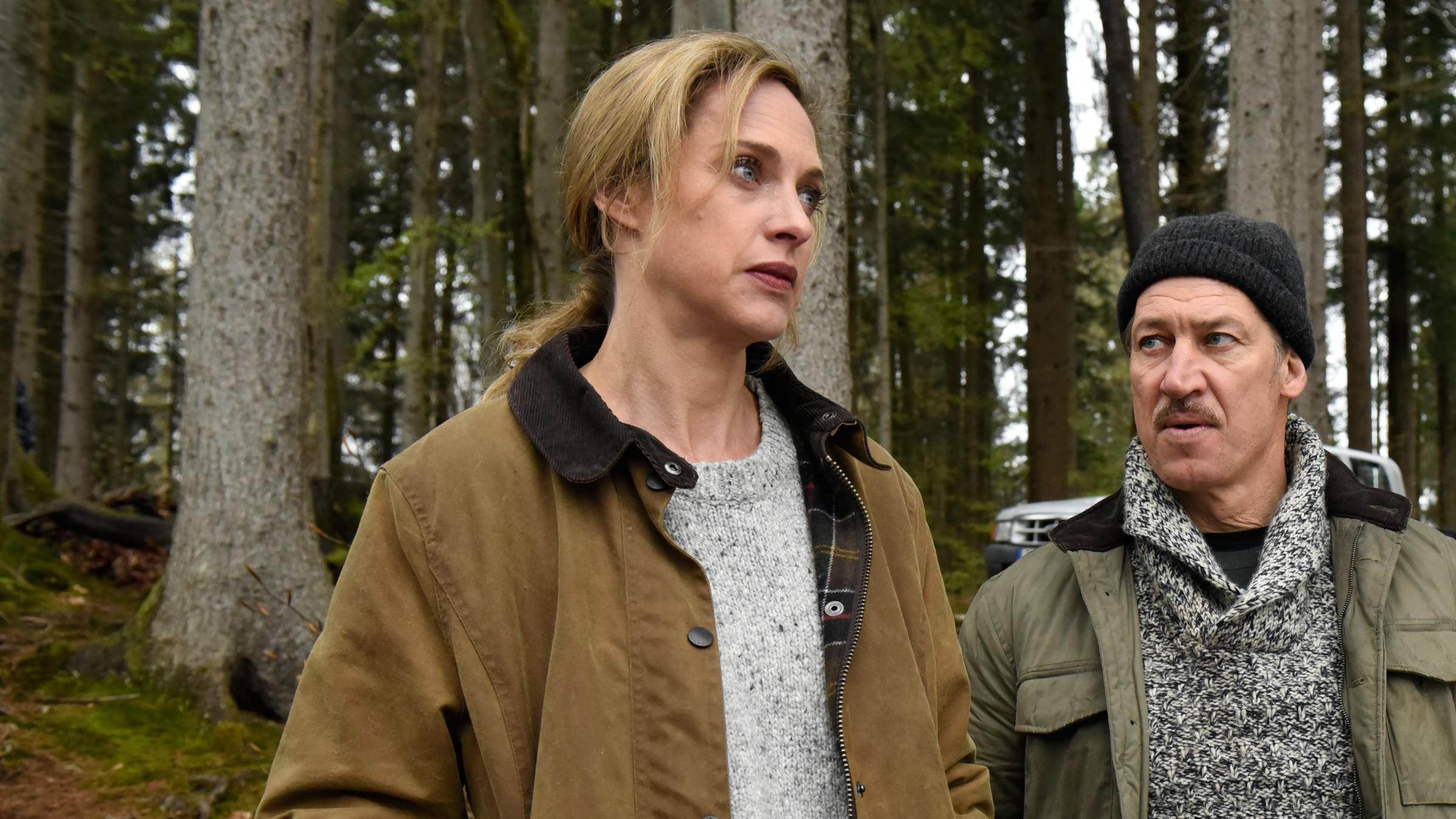 "Brandnächte": Anwältin Julia Gerber (Sophie von Kessel) und Jens Maurer (Tobias Moretti) stehen gemeinsam im Wald.