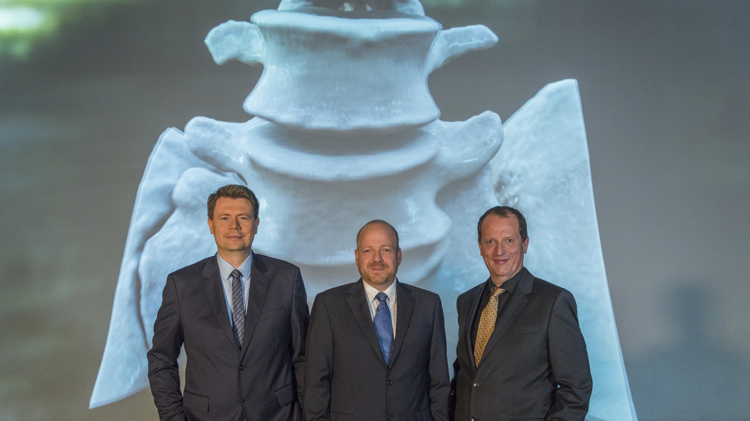 "Deutscher Zukunftspreis 2017": Dr.-Ing. Robert Schneider, Dr. rer. nat. Dipl.-Inf. (Univ.) Klaus Dieter Engel und Prof. Dr. med. Franz A. Fellner stehen nebeneinander und lächeln in die Kamera.