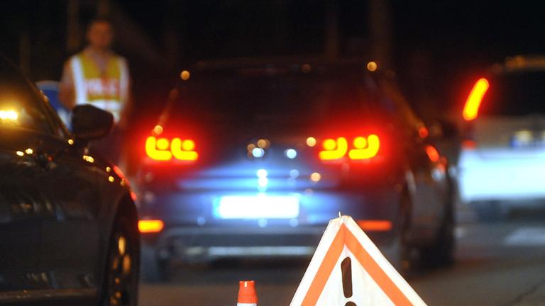 "ZDF.reportage: Im Visier der Fahnder": Blick auf eine nächtliche Fahrzeugkontrolle.