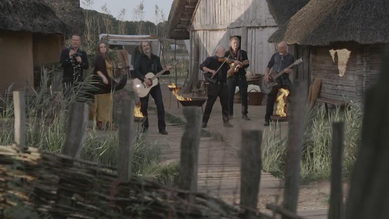 "Hoch im Norden": Die Band Santiano in Mitten von Nachbauten der Wikingerhäuser.