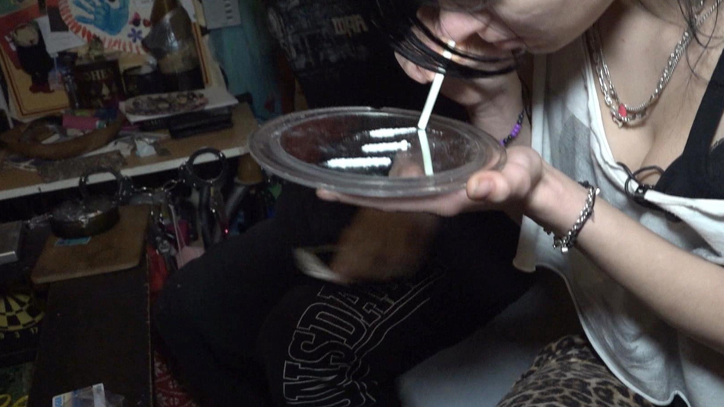 "Endstation Crystal - Leben in der Drogenhölle": Maria konsumiert Crystal-Meth.