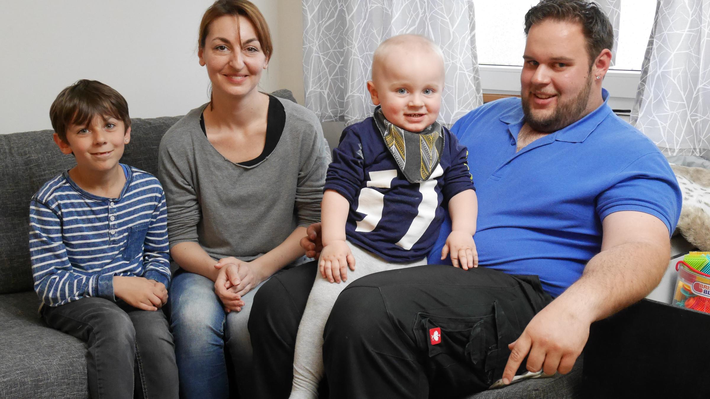 "37° - Zu teuer, zu klein, schon weg - Wenn Wohnungssuche zum Albtraum wird": Angelina und Sven sitzen mit ihren beiden Söhnen auf dem Sofa.