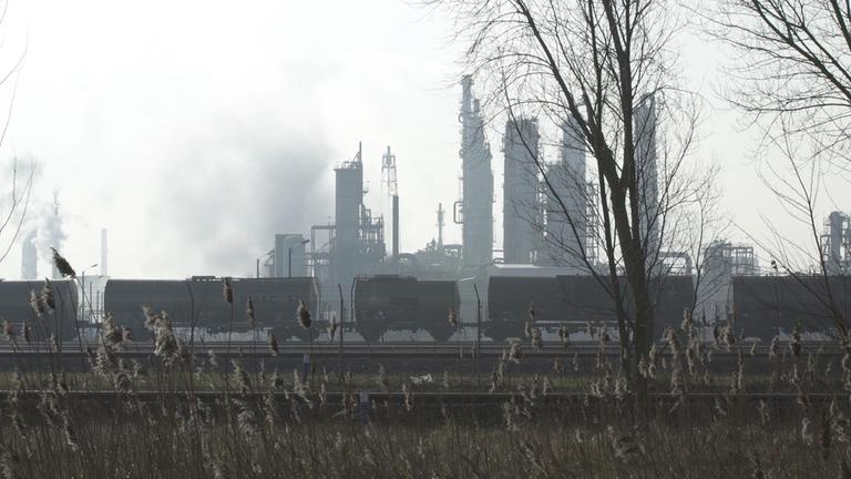 Güterwaggons vor Industrietürmen