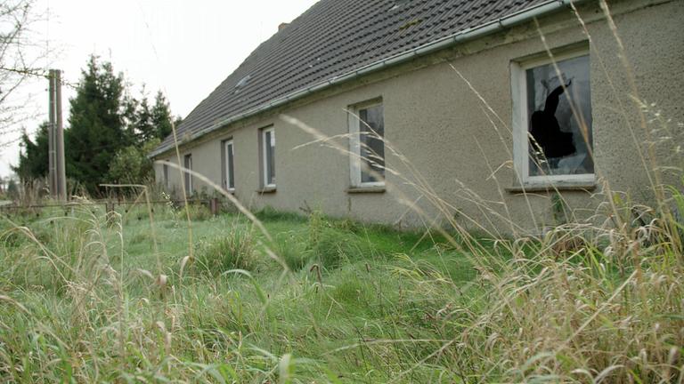"Stadt-Land-Frust: Wie leben wir in Zukunft?":  Blick auf ein leerstehendes Haus.