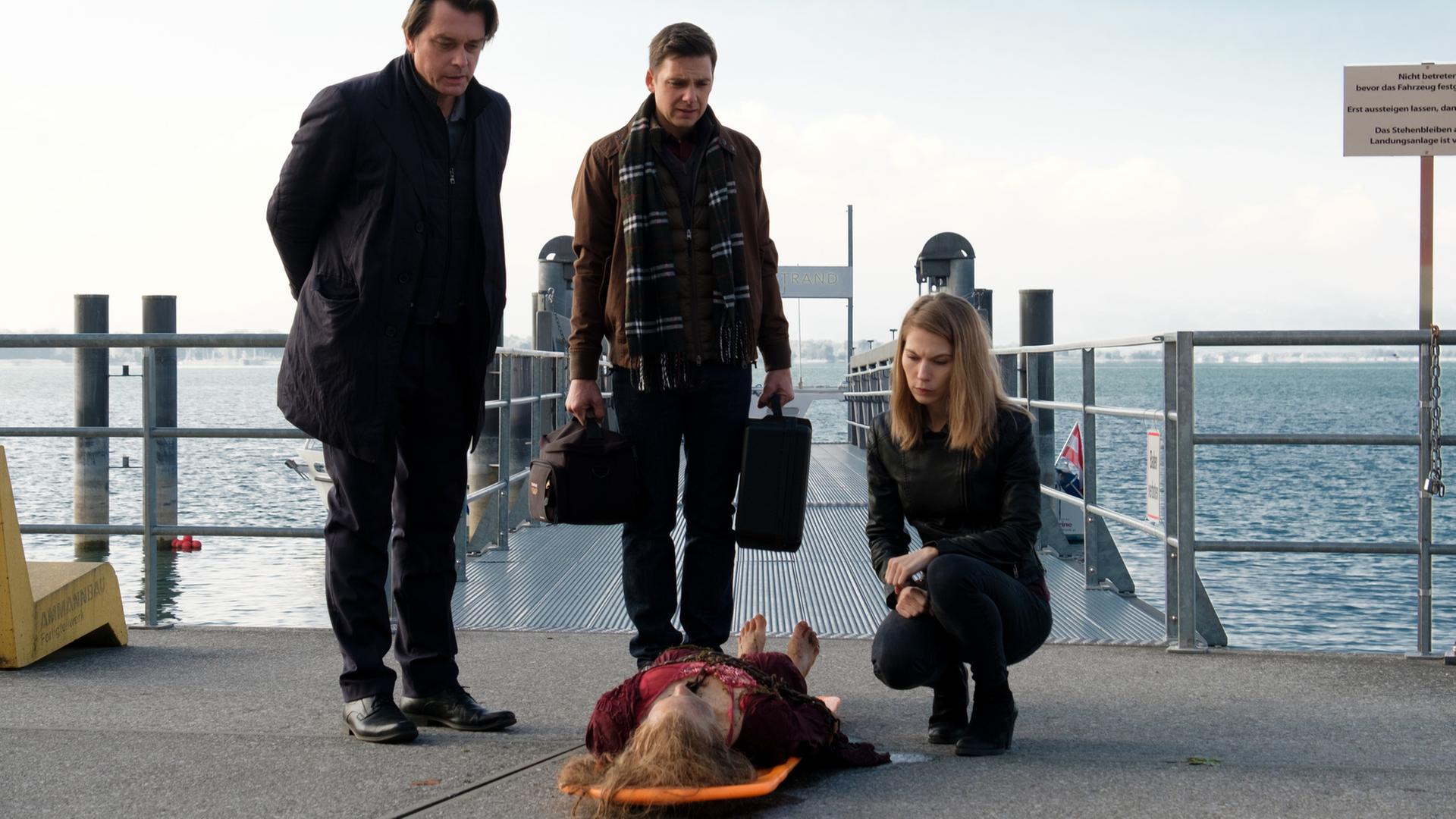 "Die Toten vom Bodensee - Abgrundtief": Komlatschek (Hary Prinz), Thomas Egger (Stefan Pohl) und Hannah Zeiler (Nora Waldstätten) begutachten die Wachsleiche, die am Boden liegt.