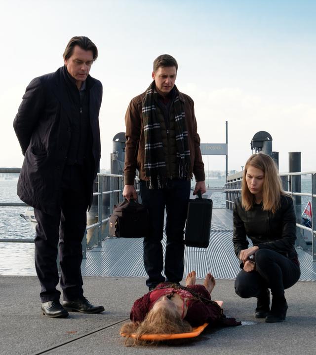 "Die Toten vom Bodensee - Abgrundtief": Komlatschek (Hary Prinz), Thomas Egger (Stefan Pohl) und Hannah Zeiler (Nora Waldstätten) begutachten die Wachsleiche, die am Boden liegt.
