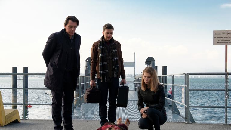 "Die Toten vom Bodensee - Abgrundtief": Komlatschek (Hary Prinz), Thomas Egger (Stefan Pohl) und Hannah Zeiler (Nora Waldstätten) begutachten die Wachsleiche, die am Boden liegt.