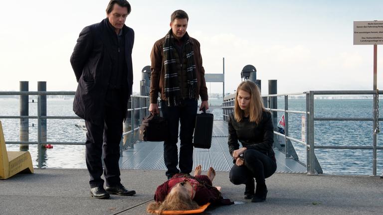 "Die Toten vom Bodensee - Abgrundtief": Komlatschek (Hary Prinz), Thomas Egger (Stefan Pohl) und Hannah Zeiler (Nora Waldstätten) begutachten die Wachsleiche, die am Boden liegt.