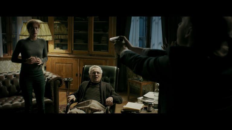 "Winterjagd": Lena (Carolyn Genzkow) zielt mit einer Pistole auf Maria (Elisabeth Degen) und Anselm Rossberg (Michael Degen).
